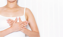 胸に手を当てる女性