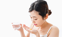 ピルを飲む女性